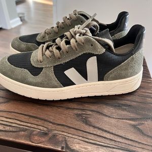 EUC Veja sneakers